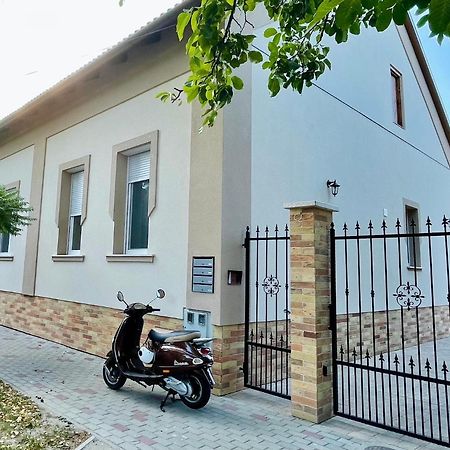 Voeroesmarty Apartmanhaz Makó Esterno foto