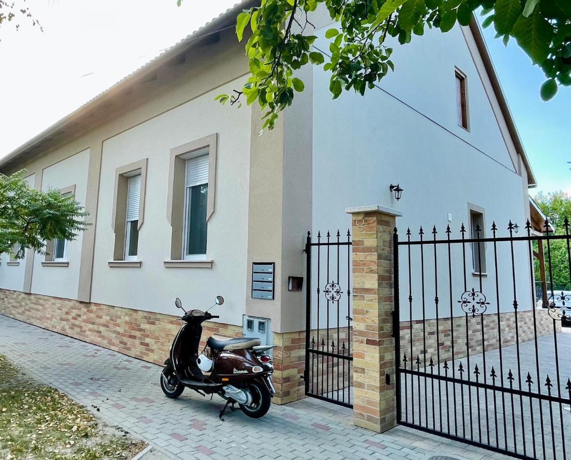 Voeroesmarty Apartmanhaz Makó Esterno foto